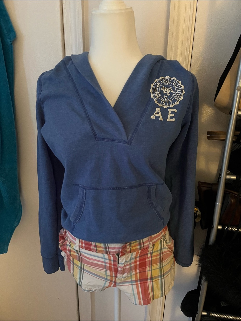 Vintage style American Eagle hoodie beach vibes 2000s baddie
